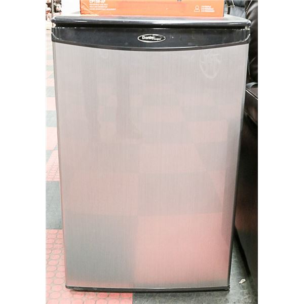 DANDY BAR FRIDGE 4.4 CU FEET (20"W X 20"D X 33"H)