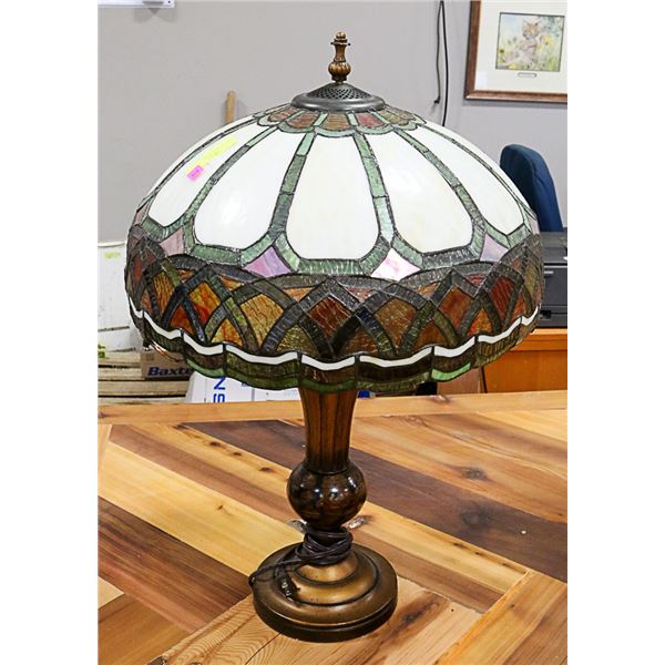 STAINED GLASS TABLE LAMP-SHADE BROKEN