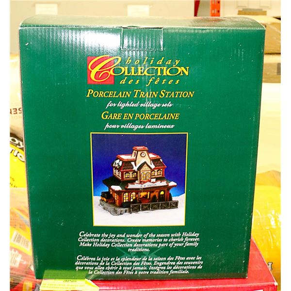 HOLIDAY COLLECTION PORCELAIN TRAIN STATION