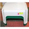 Image 1 : 2 RUBBERMAID STEP STOOLS