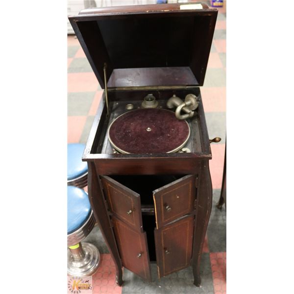 ANTIQUE GRAMOPHONE NEEDS TLC