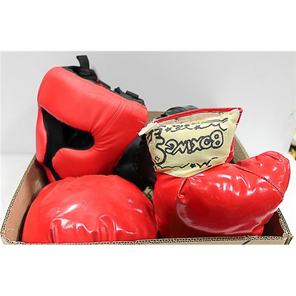 2 SETS OF BOXING GLOVES, 1 FACE GUARD