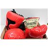 Image 1 : 2 SETS OF BOXING GLOVES, 1 FACE GUARD
