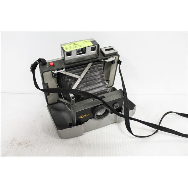 VINTAGE POLAROID 420 RETRACTABLE IN CASE