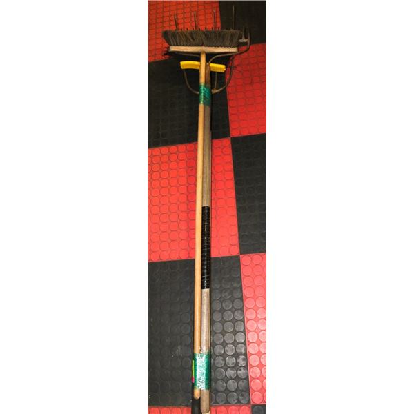 BUNDLE OF LAWN AND GARDEN TOOLS INCL. HAY FORK,