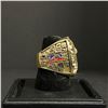 Image 2 : LOS ANGELES LAKERS 2001 "BRYANT" CHAMPIONSHIP REPLICA RING (ref#426)