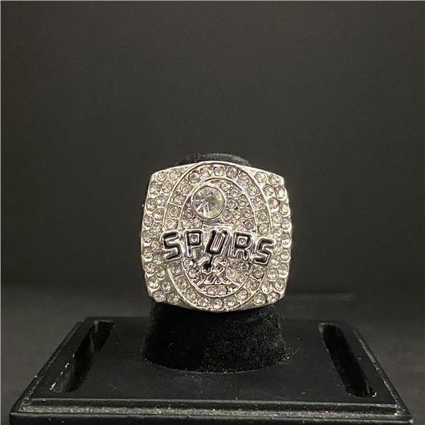 SAN ANTONIO SPURS N.B.A 2005 "DUNCAN" CHAMPIONSHIP REPLICA RING (ref466)