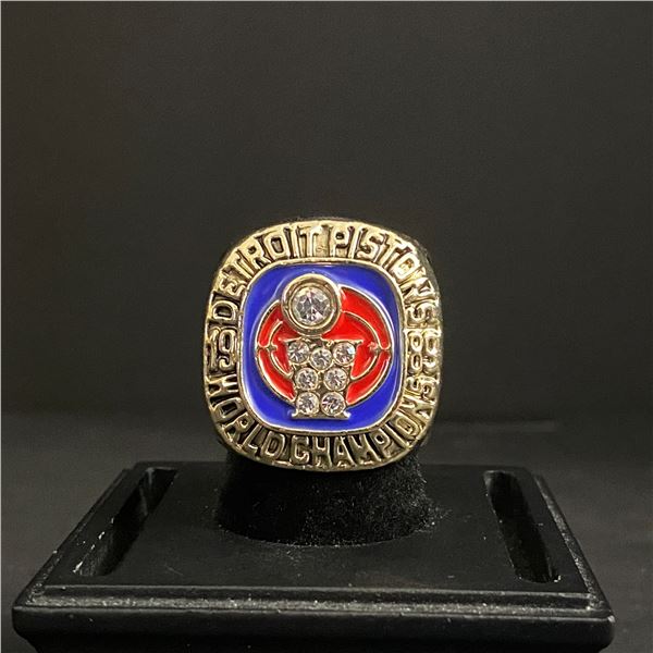 DETROIT PISTONS N.B.A 1989 "DUMARS" CHAMPIONSHIP REPLICA RING (ref484)