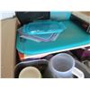 Image 18 : Misc. Kitchen Items: Pans, Bowls, Food Containers, Lunch Boxes, Trays, Glassware, etc