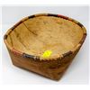 Image 2 : 1915 DENA INA SUSITNA BIRCH BARK AND WOOD BASKET