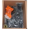 Image 1 : BOX OF LATEX  AND COTTON GRIP GLOVES
