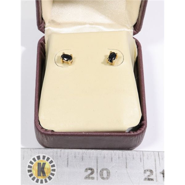 PAIR OF STUD EARRINGS WITH COLORED STONES