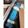 Image 2 : 2 SCISSOR JACKS AND 4 MOPS