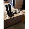 Image 1 : ACTON SIZE 11 STEEL TOE RUBBER BOOTS AND ARROW W LITE