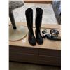 Image 2 : ACTON SIZE 11 STEEL TOE RUBBER BOOTS AND ARROW W LITE