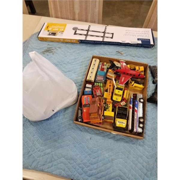 TRAY OF VINTAGE TOY CARS AND IVORY WARE PLATES