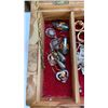 Image 10 : Jewelry box with contents, 4 rings and 2 necklaces