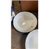 Image 2 : 3 VINTAGE ENAMELED DISHES