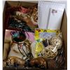 Image 1 : BOX WITH CAT ITEMS INCL. CAT WALL-HANGING