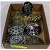 Image 1 : BOX OF BELT BUCKLES