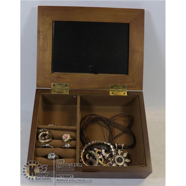JEWELRY BOX WITH JEWELRY