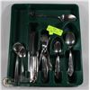 Image 1 : STAINLESS STEEL CUTLERY W/GREEN RUBBERMAID TRAY