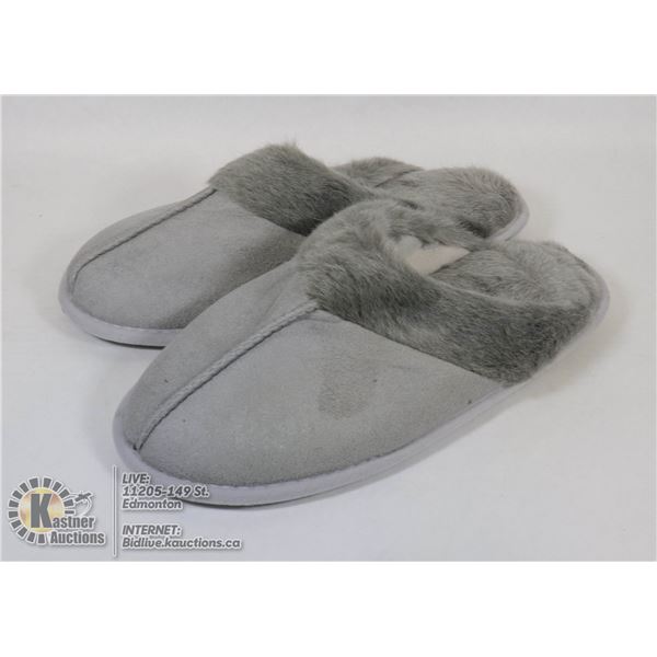 PAIR OF BLACK GAUNTLET STYLE WINTER GLOVES