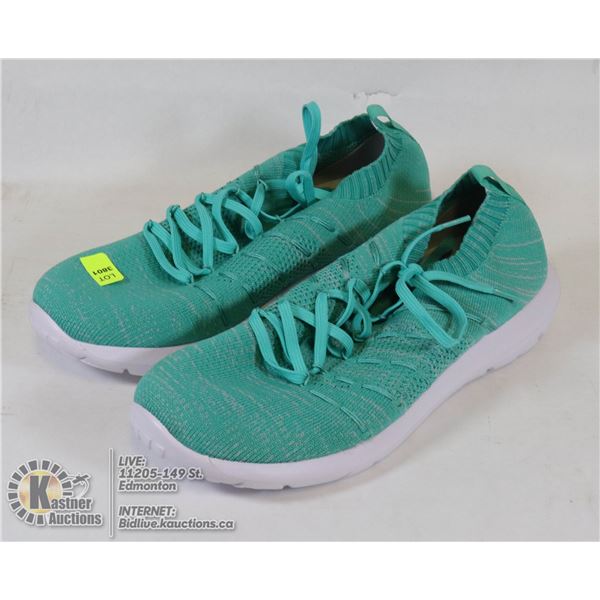 PAIR OF LADIES RUNNERS SIZE 9