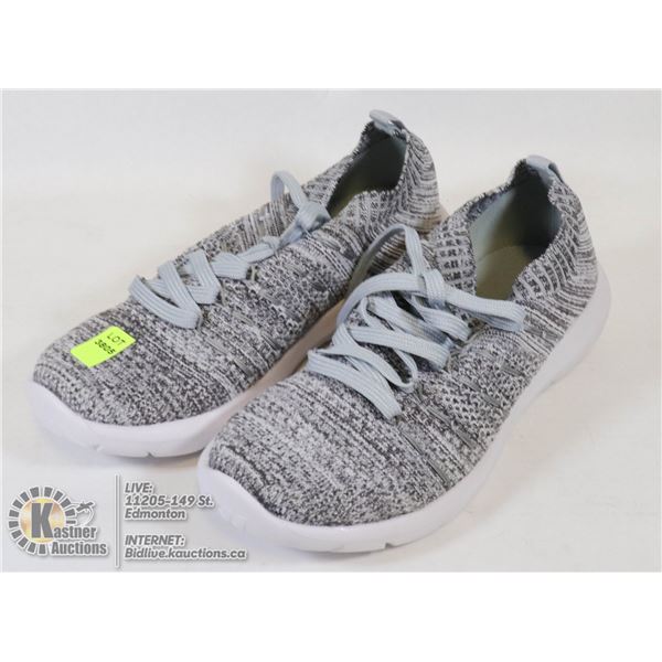 PAIR OF LADIES SNEAKERS SIZE 6