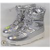 Image 1 : PAIR OF METALLIC PAMBAY ANKLE MOON BOOTS SIZE 38