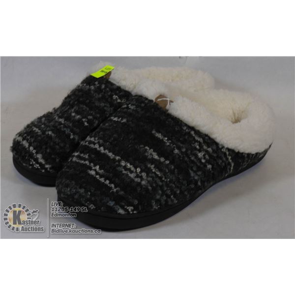 PAIR OF SLIPON HOUSE SLIPPERS SIZE 9/10