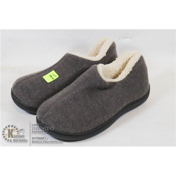 PAIR OF SLIPPERS SIZE 6