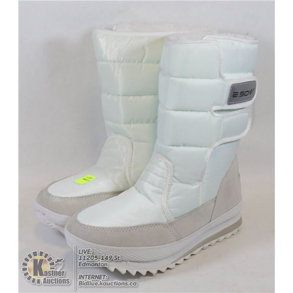PAIR OF WHITE E.SOV INSULATED BOOTS SIZE 40