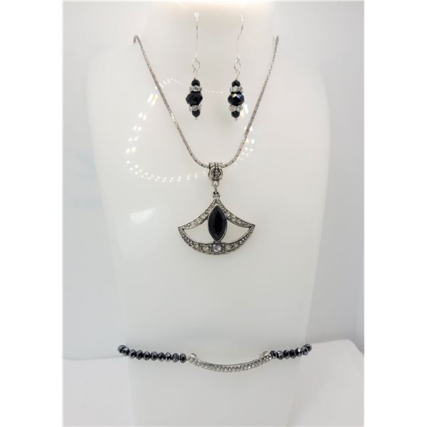 32)  SUITE OF BLACK AND CLEAR SWAROVSKI CRYSTAL PENDANT ON 18" FLAT HERRINGBONE CHAIN, BRACELET AND 