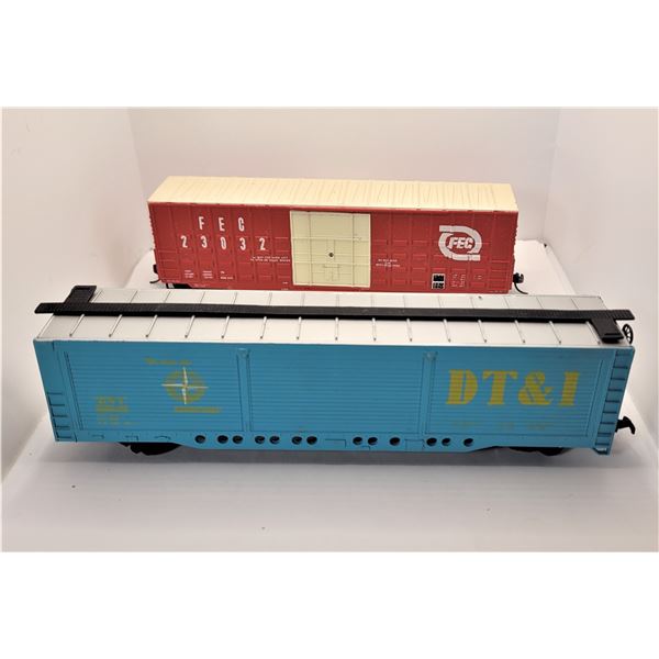 35)  LOT OF 2 HO GUAGE VINTAGE MODEL RAIL BOX CARS.  TOYS