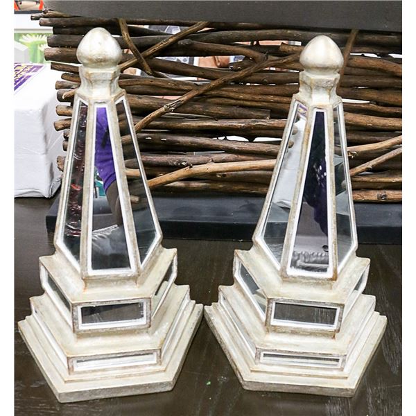 PAIR OF DECORATIVE CORINTHIAN STYLE WALL SCONCE