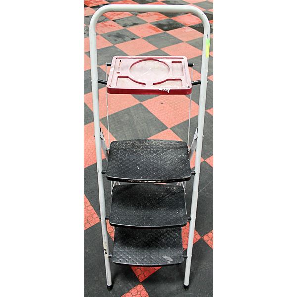 3 STEP LADDER WITH PAINT / WORK DECK
