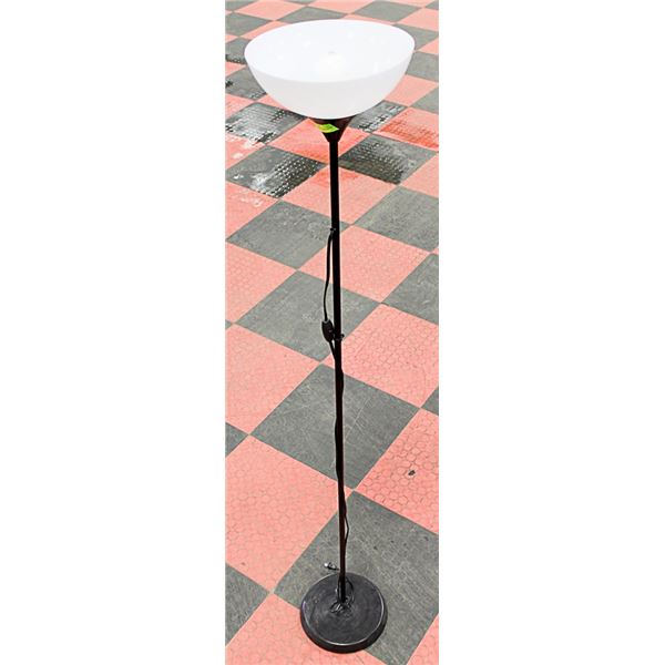 TALL FLOOR LAMP,BLACK WITH WHITE TOP.