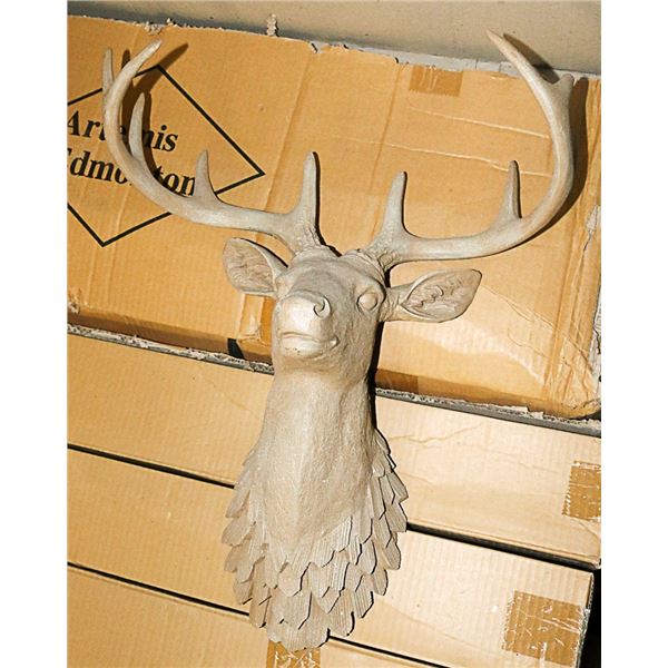 SPARKLY DECORATIVE DEER HEAD
