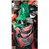 Image 1 : GOLF BAG WITH CLUBS AND PUTING PRACTICE