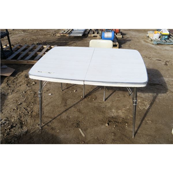 Vintage Table + Chair 30×36×46