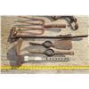 Image 3 : Lot of hoes, pick ends, fork tines, Chain tightener