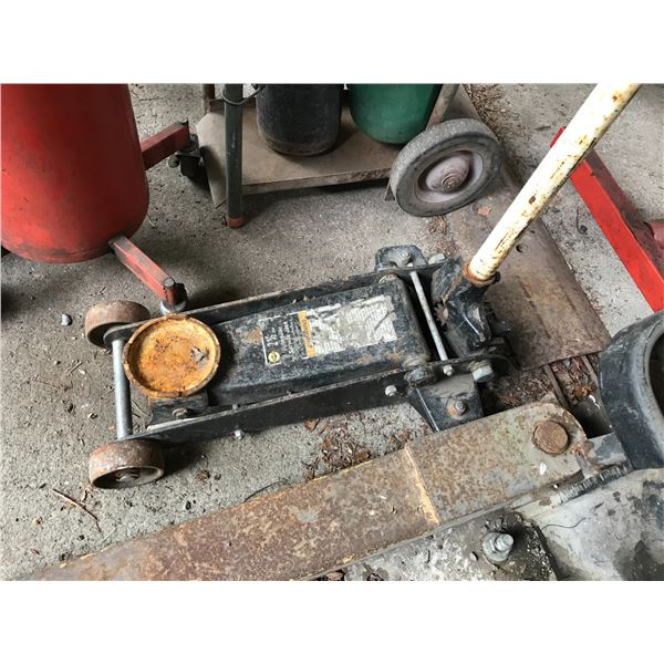 2.5 TON FLOOR JACK *NANAIMO*