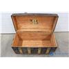 Image 6 : **Vintage Bowed Top Trunk