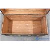 Image 7 : **Vintage Bowed Top Trunk