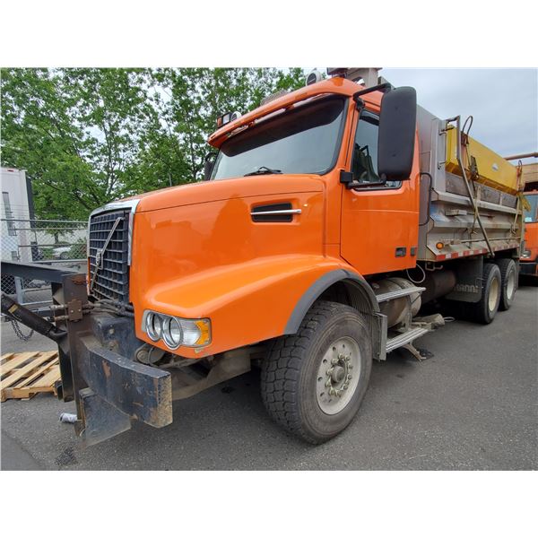 2005 VOLVO VHD64B 2DR DUMP TRUCK, ORANGE, VIN # 4V5KC9GF15N389157