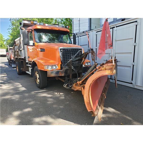 2002 VOLVO 98VE 2T5HP D7C-149776A, 2DR DUMP TRUCK, ORANGE, VIN # 4V5K39HE42N332372