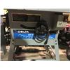 Image 2 : DELTA QT-10 10" TABLE SAW ON MOBILE STAND