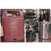 Image 1 : A large lot of vintage lanterns and thermos