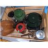 Image 2 : A large lot of vintage lanterns and thermos